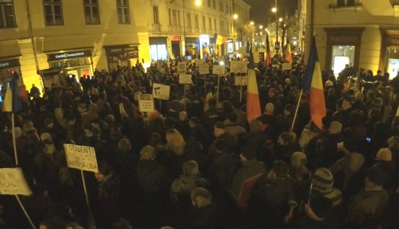 imagini în direct - peste 3000 de protestatari au început marșul pe străzile din sibiu. strigă ”jos guvernul”