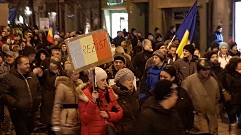 live protest sibiu, ziua 9: aproximativ 2.000 de sibieni mărșăluiesc și strigă "fie ploaie, fie vânt, dăm cu dragnea de pământ"