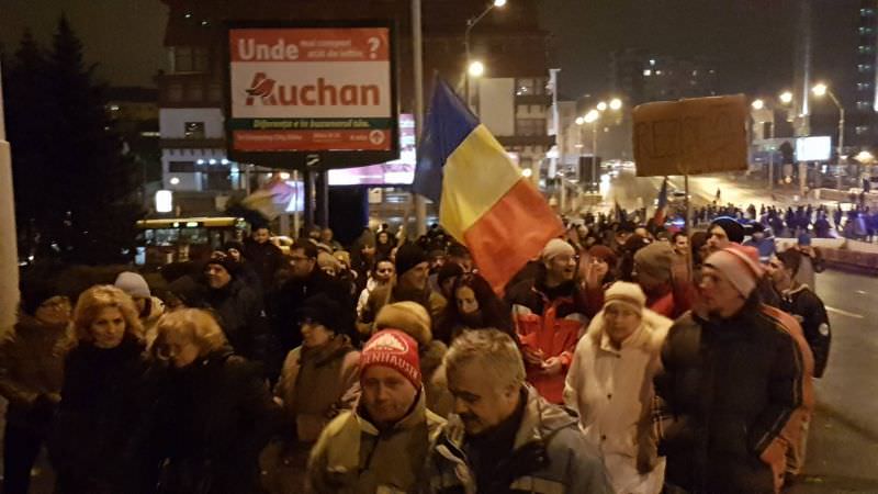 video - protest duminică la sibiu. peste 3.000 de oameni au mărșăluit prin oraș