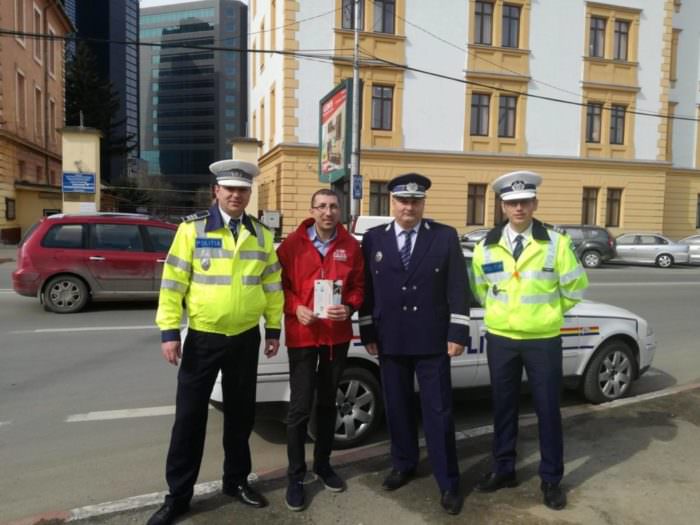 video foto - șoferițe amendate de polițiști cu flori de 8 martie la sibiu