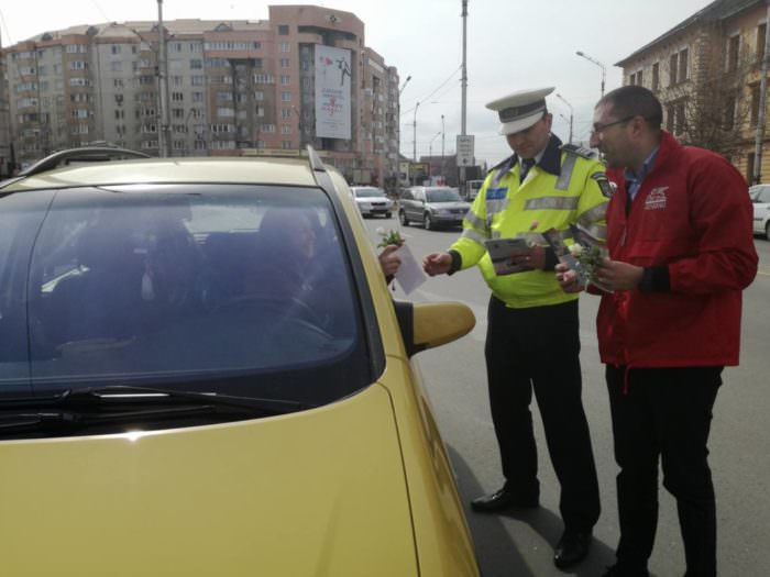 video foto - șoferițe amendate de polițiști cu flori de 8 martie la sibiu