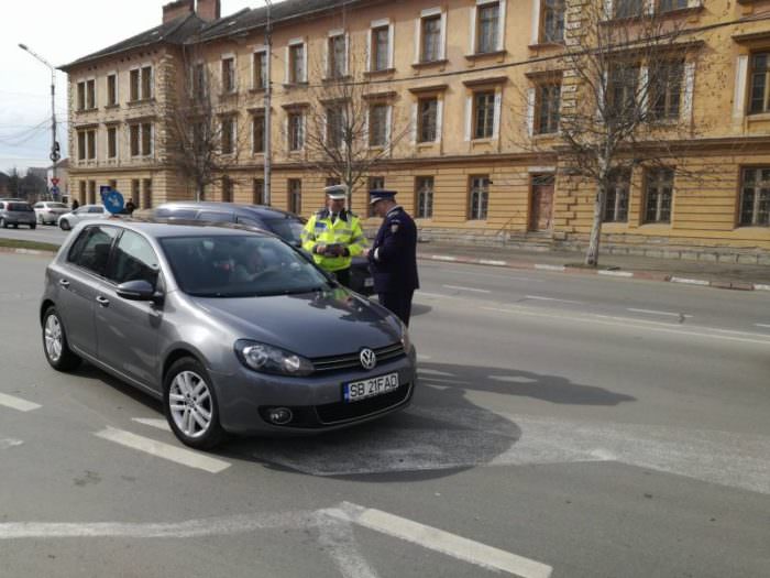 video foto - șoferițe amendate de polițiști cu flori de 8 martie la sibiu