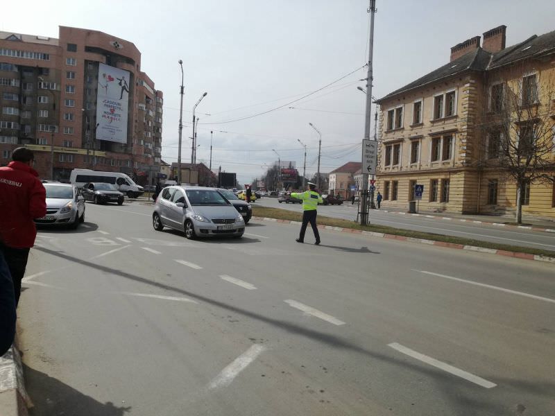 video foto - șoferițe amendate de polițiști cu flori de 8 martie la sibiu