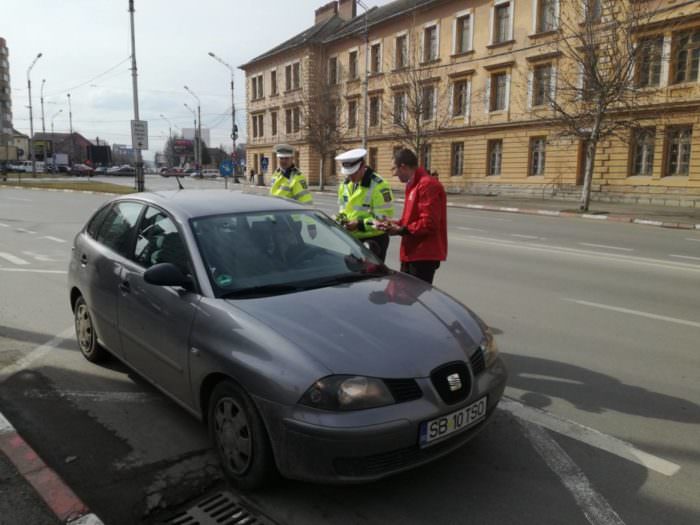 video foto - șoferițe amendate de polițiști cu flori de 8 martie la sibiu