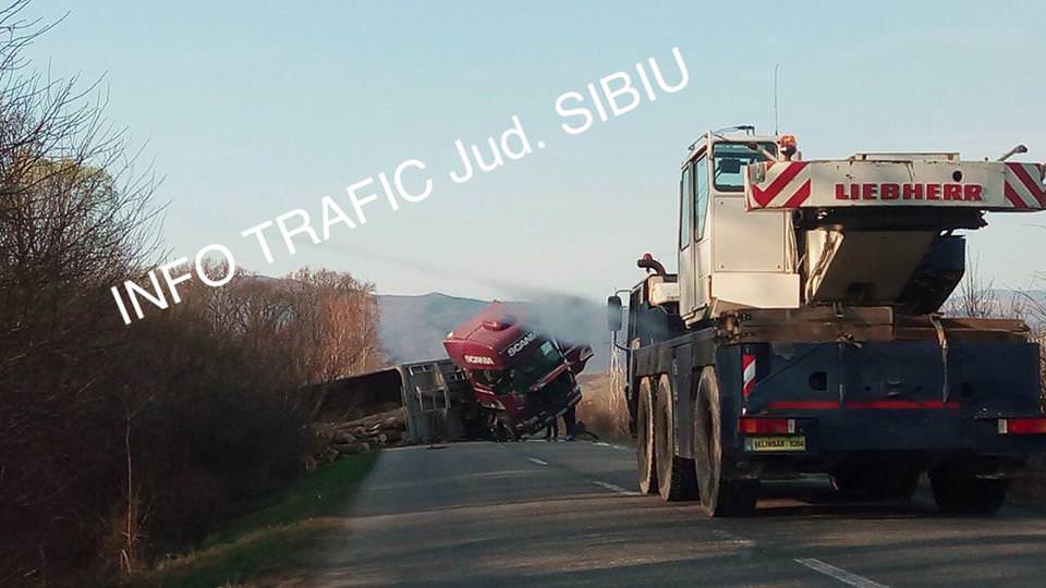 foto - trafic blocat între cisnădie și șelimbăr din cauza unui tir răsturnat