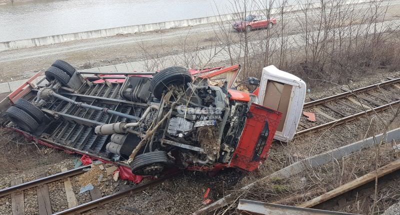 update video foto – traficul auto și feroviar s-a reluat normal pe valea oltului după gravul accident de la câineni