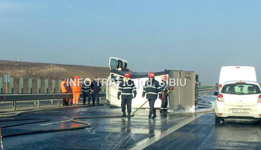 update foto – tir încărcat cu vopsea răsturnat pe autostrada sibiu – orăștie. lavabila s-a împrăștiat pe carosabil