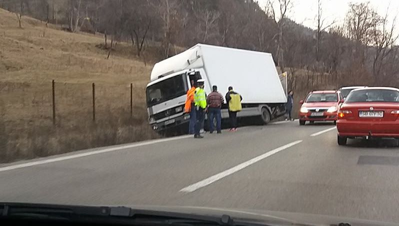 foto – trafic îngreunat pe valea oltului. un camion a ieșit în decor