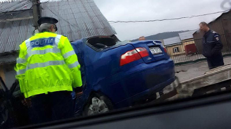 foto – băiețel de 5 ani rănit după ce o mașină a intrat într-un stâlp