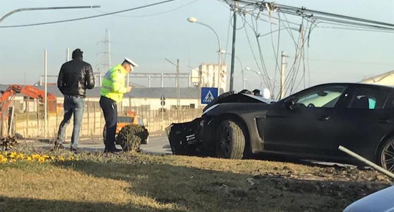 foto s-a grăbit să prindă avionul și a intrat cu porsche-ul în stâlp la metro