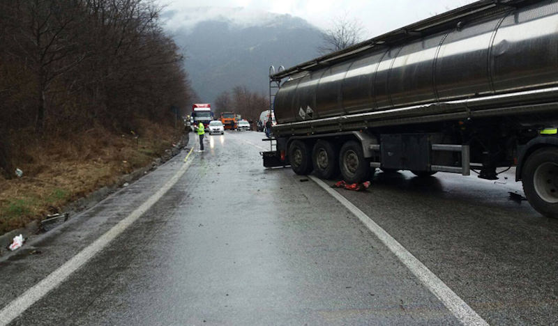 trafic îngreunat pe valea oltului din cauza unui tir și a ploii torențiale