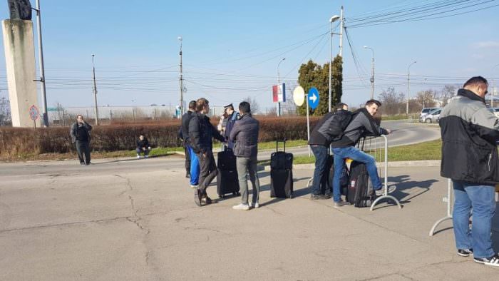 video foto - colet suspect ridicat de pirotehniști din aeroport. o parte din terminal închisă