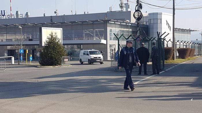 video foto - o geantă de laptop uitată în aeroport la sibiu a dus la evacuarea terminalului pentru aproape două ore