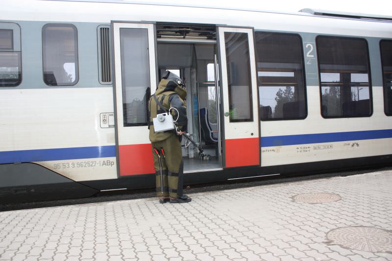 foto - colete și obiecte suspecte în tren și pe peron în gara sibiu. e doar un exercițiu