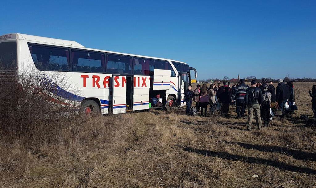 video – foto accident cu un autocar transmixt ce mergea de la timișoara la sibiu. două persoane rănite