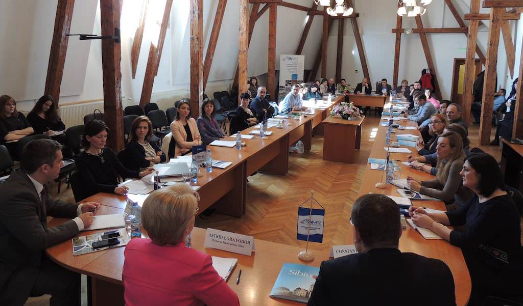 foto - primarii din 40 de municipii s-au întâlnit la sibiu în sediul primăriei. discuții importante