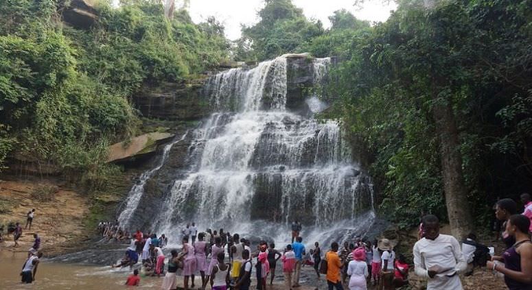 douăzeci de liceeni au murit după ce un copac a căzut într-o cascadă din ghana