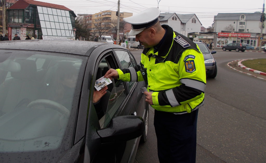 polițiștii sibieni dau amenzi speciale. doamnele și domnișoarele trase pe dreapta