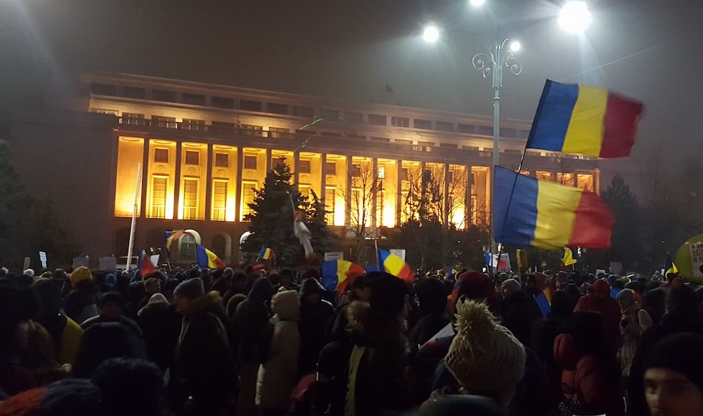 live video – peste 3.000 de oameni protestează în capitală împotriva guvernului. imagini în direct