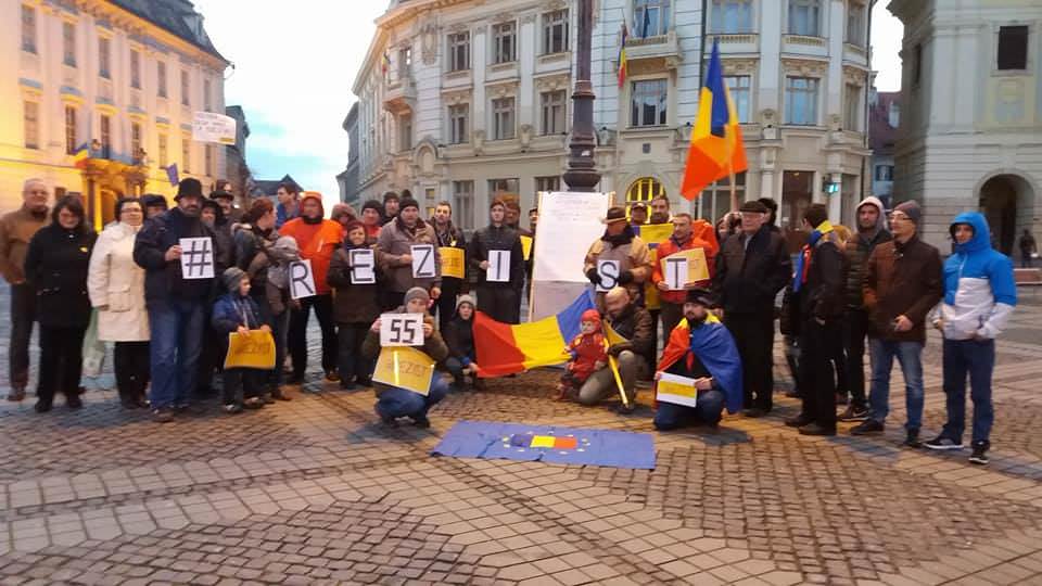 foto – aproape 50 de sibieni au protestat duminică în piața mare a sibiului