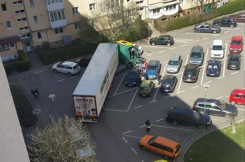 foto - un șofer străin a avariat cu tir-ul mai multe mașini parcate la sibiu. era mort de beat