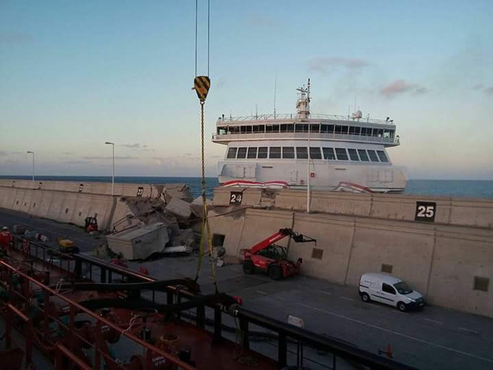 VIDEO Un feribot rupe digul in Las Palmas de Gean Canaria