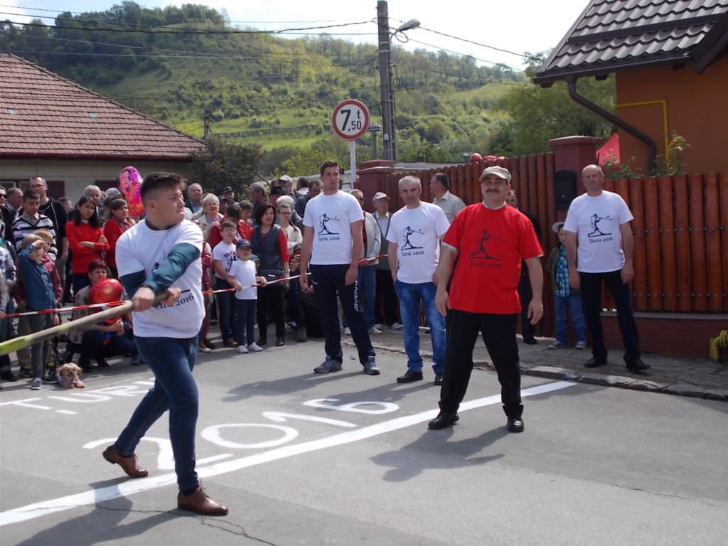 locuitorii mediaşului sunt aşteptaţi în prima zi de paşti la tradiţionalul joc de ţuru