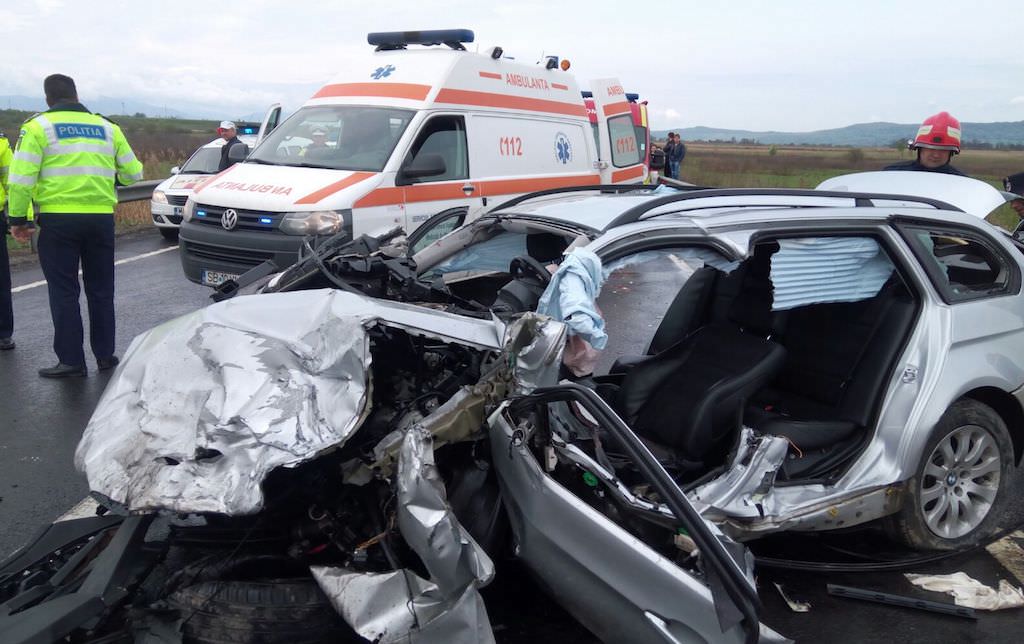 update foto accident grav pe dn1 - un tânăr din bacău a murit și alți trei oameni au fost răniți. șoferul vinovat e din vâlcea