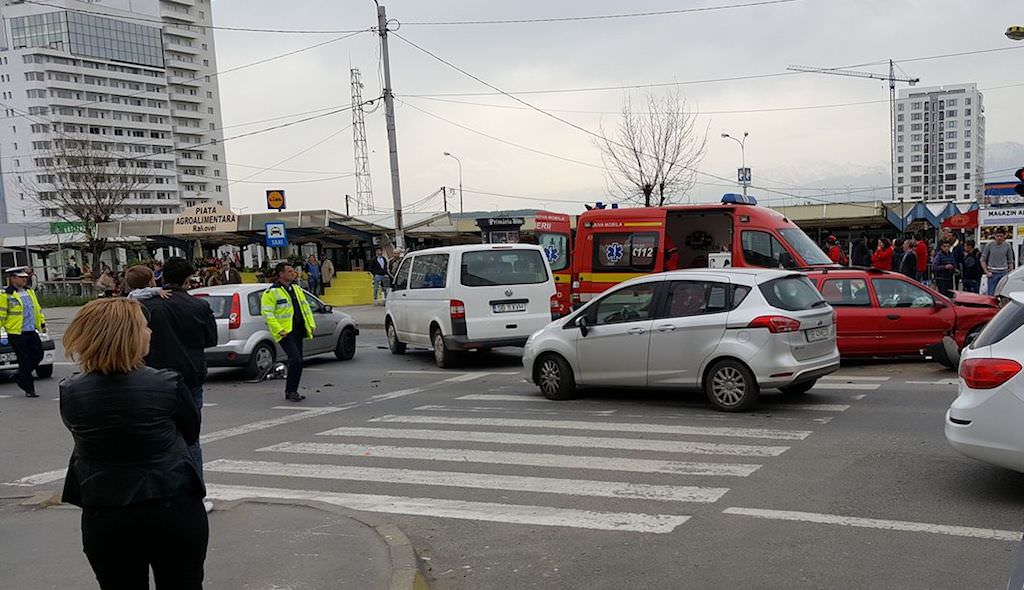 FOTO – Accident cu trei mașini la Piața Rahovei. O femeie și un copil răniți