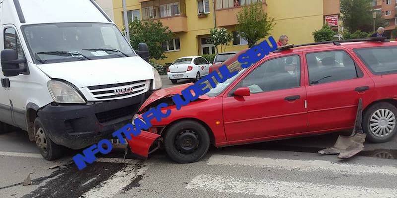 FOTO – Accident cu trei mașini la Piața Rahovei. O femeie și un copil răniți