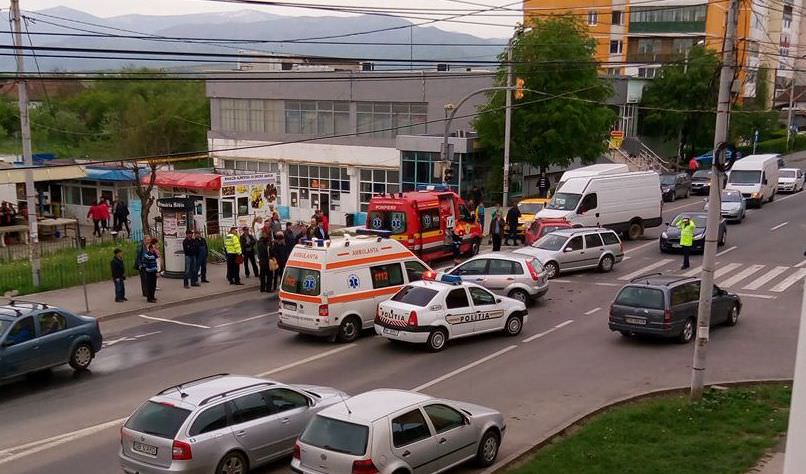 foto – accident cu trei mașini la piața rahovei. o femeie și un copil răniți