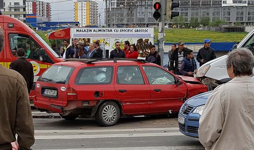 FOTO – Accident cu trei mașini la Piața Rahovei. O femeie și un copil răniți