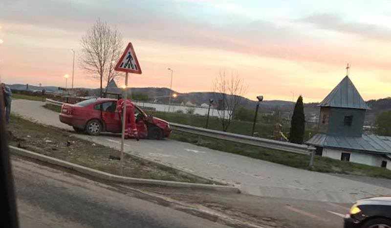 update foto - patru răniți din care unul încarcerat în giratoriul de lângă viaductul din vasile aaron