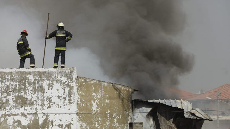 video foto – avion prăbușit lângă un market. patru persoane au murit