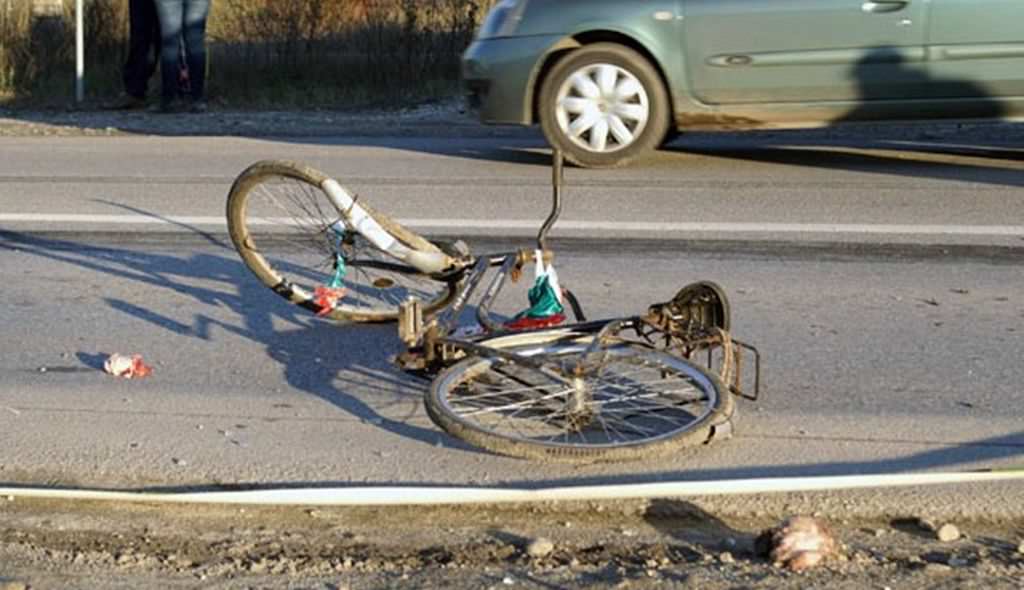 biciclistă dusă la spital după ce a fost lovită de o mașină la șelimbăr