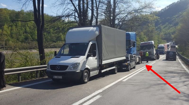 foto –trafic blocat parțial pe dn7 - valea oltului. carambol cu patru mașini la cornetu