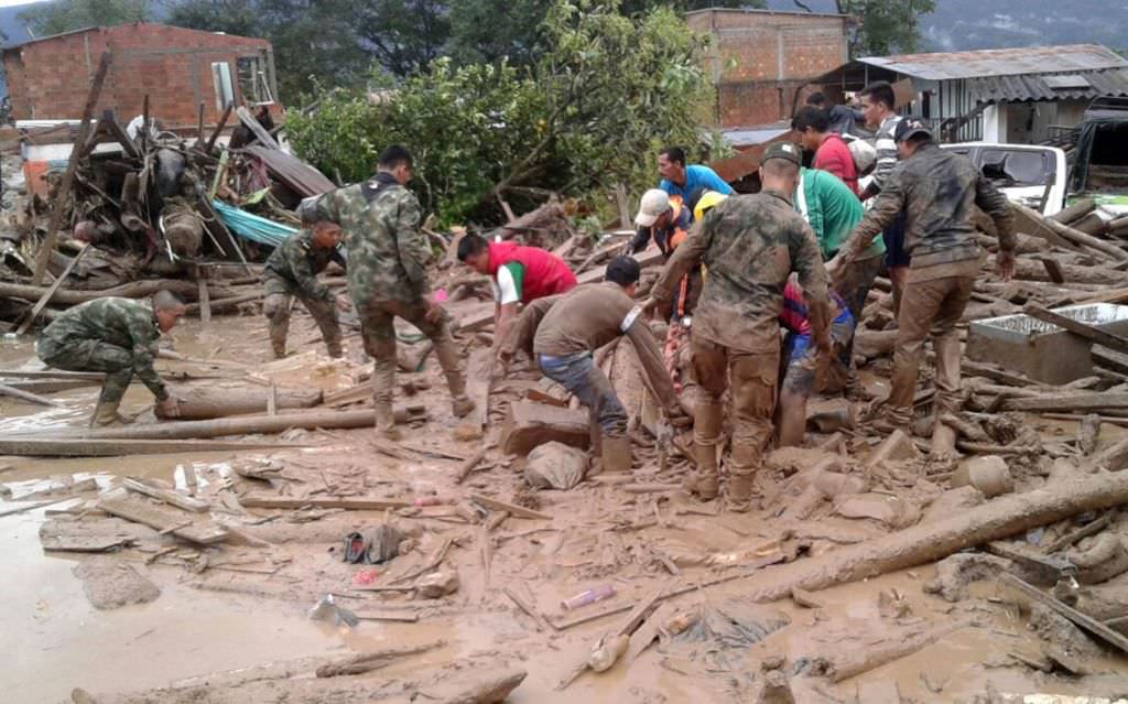 video foto – peste 250 de oameni uciși în urma unei alunecări de teren