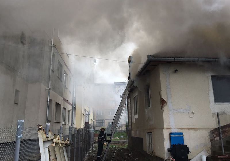 update foto – incendiu la o casă din cisnădie. acoperișul a ars aproape în totalitate