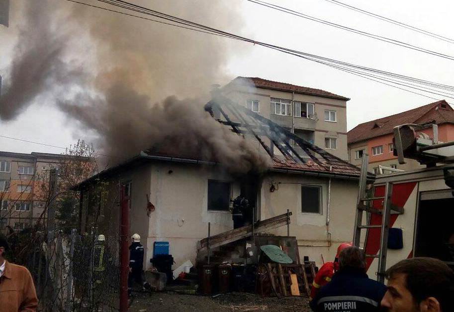 update foto – incendiu la o casă din cisnădie. acoperișul a ars aproape în totalitate