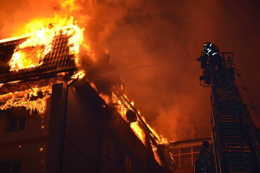 video foto – incendiu puternic la mansarda unui bloc. cinci persoane intoxicate cu fum