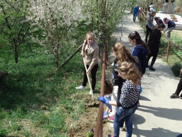 Foto - Gest frumos al copiilor din Păuca în pragul sărbătorilor Pascale