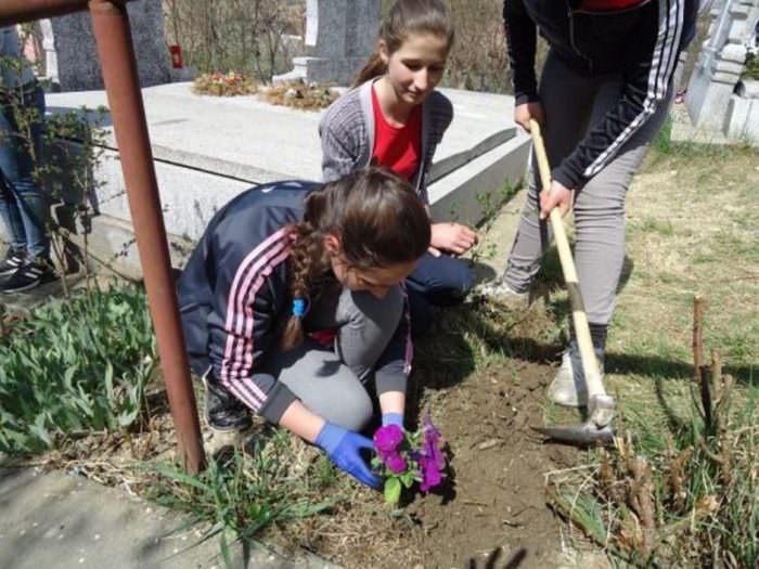 Foto - Gest frumos al copiilor din Păuca în pragul sărbătorilor Pascale