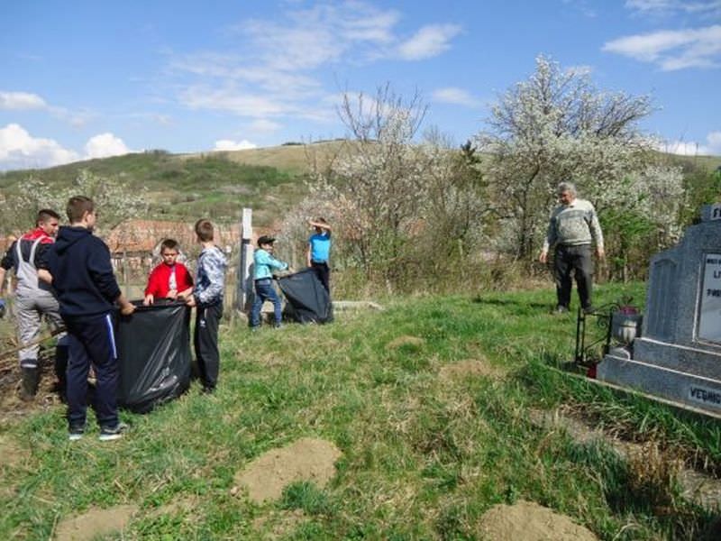 foto - gest frumos al copiilor din păuca în pragul sărbătorilor pascale