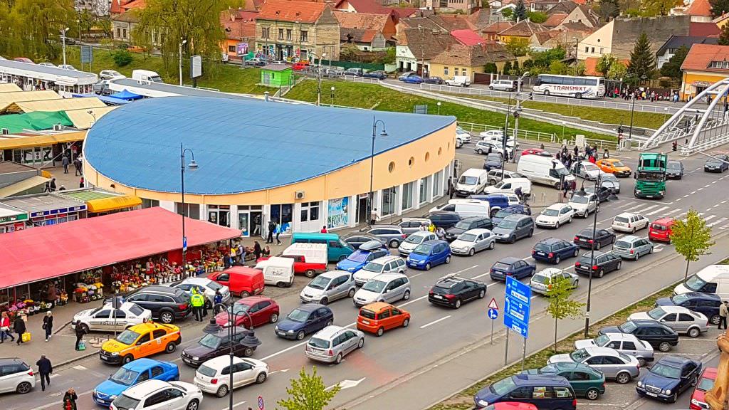 video foto – trafic de coșmar la sibiu. bară la bară la piața cibin, pe alba iulia și la mall