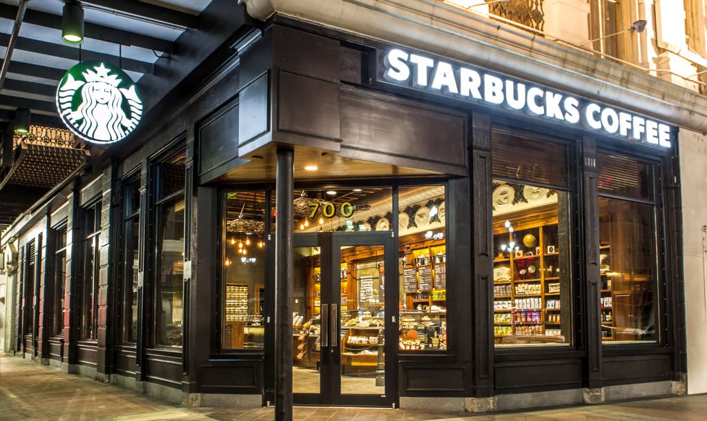 starbucks deschide o cafenea într-o locație din piața mare la sibiu