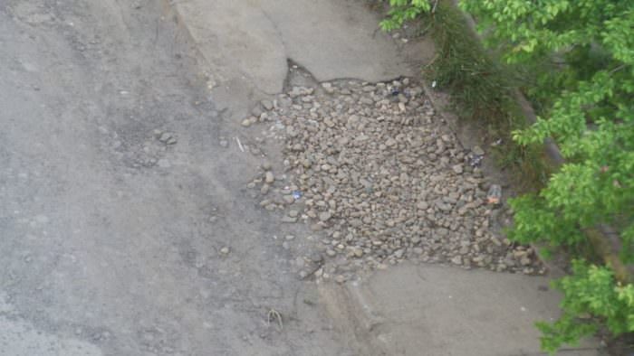 FOTO - REVOLTA locuitorilor de pe strada Frații Buzești: "Ne-am săturat de cum arată strada noastră"