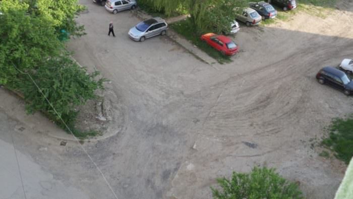 FOTO - REVOLTA locuitorilor de pe strada Frații Buzești: "Ne-am săturat de cum arată strada noastră"