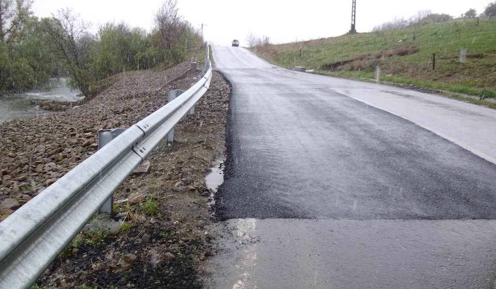 foto - două drumuri judeţene calamitate au fost consolidate. se circulă excelent