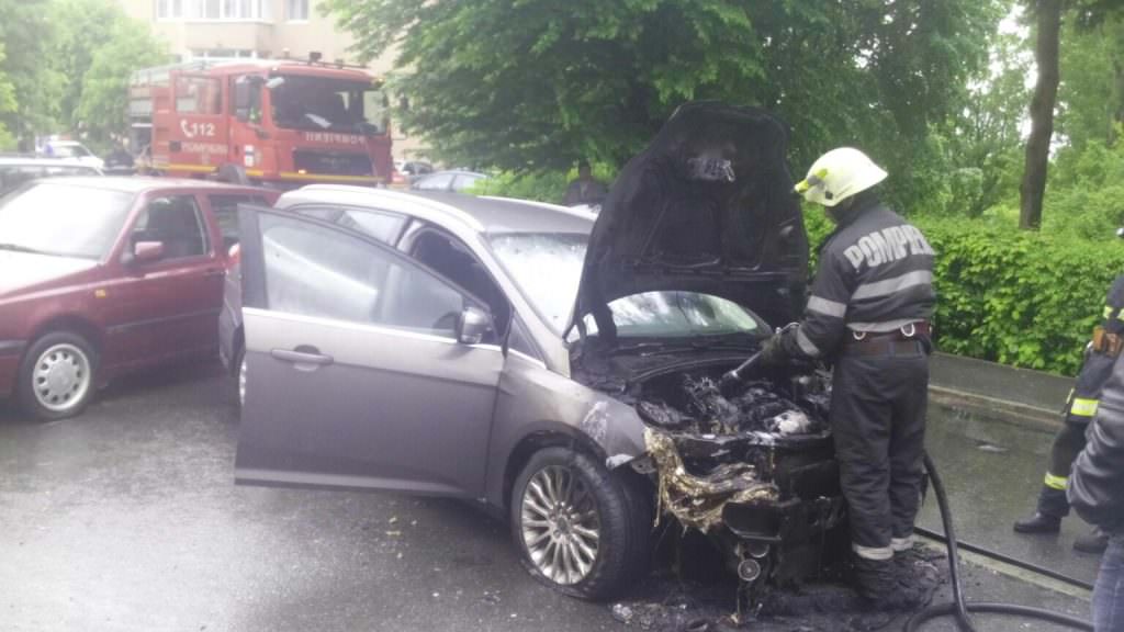 foto - mașina in flăcări pe aleea șelimbăr din sibiu