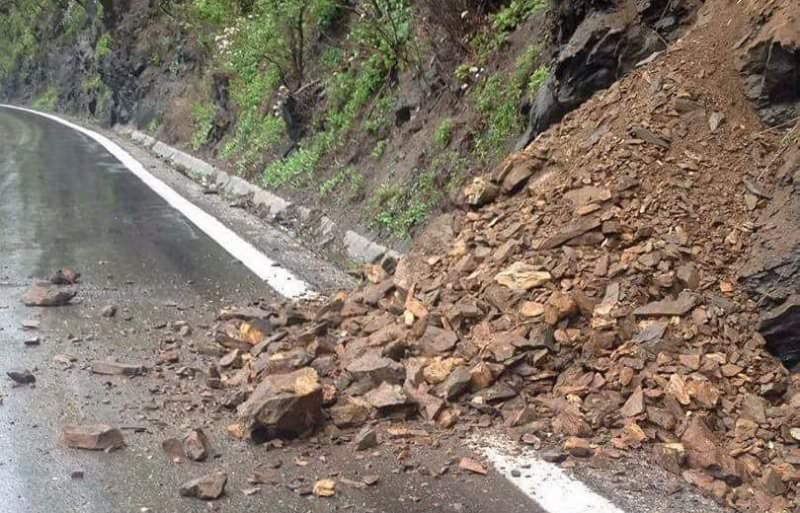 update foto - valea oltului blocată în localitatea lazaret. bolovanii au luat-o iar la vale